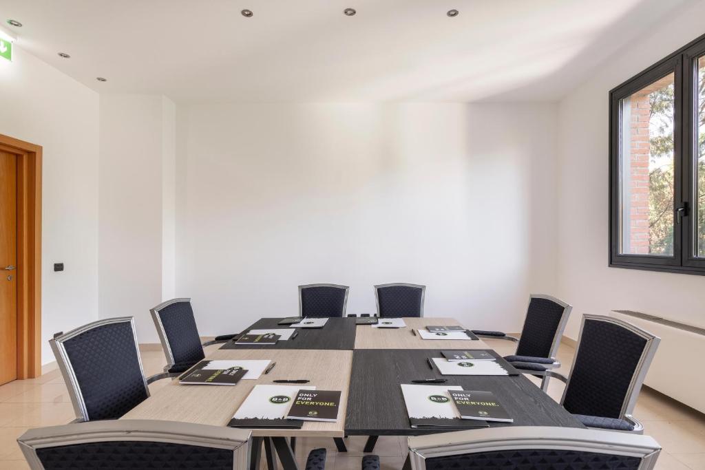 The business area and/or conference room at B&B Hotel Sassuolo