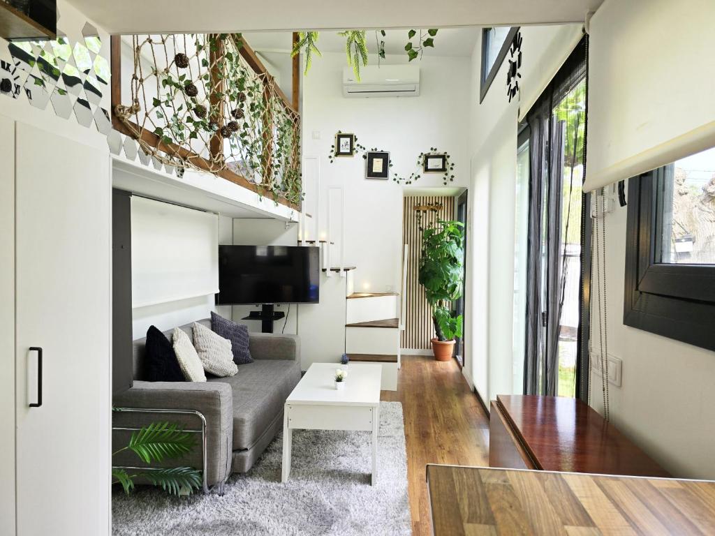 カネット・デ・マールにあるTiny House 1のソファとテレビのあるリビングルーム