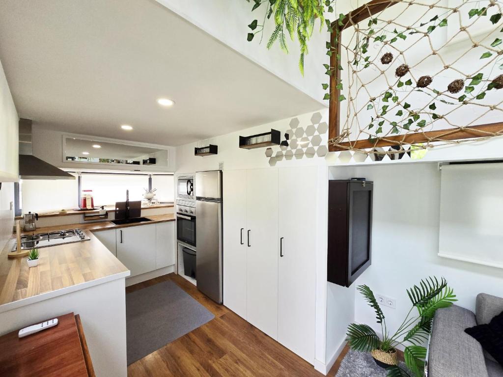 カネット・デ・マールにあるTiny House 1のキッチン(白いキャビネット、黒い冷蔵庫付)