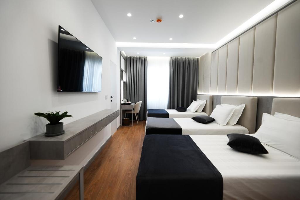 TV a/nebo společenská místnost v ubytování Naos Luxury Hotel