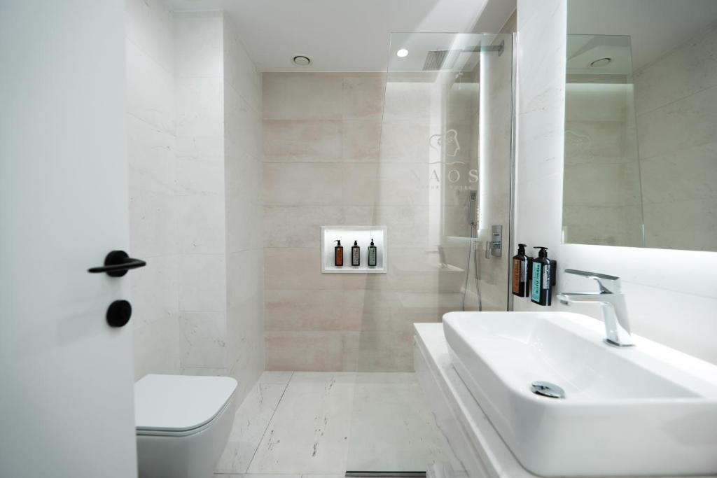 Koupelna v ubytování Naos Luxury Hotel