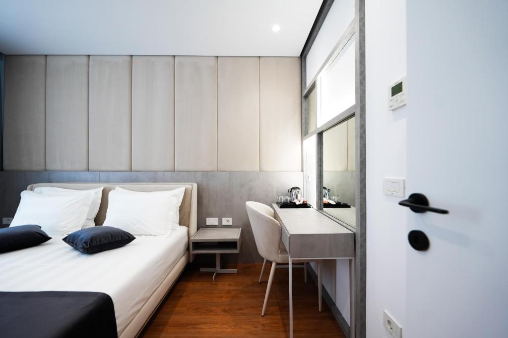 Postel nebo postele na pokoji v ubytování Naos Luxury Hotel