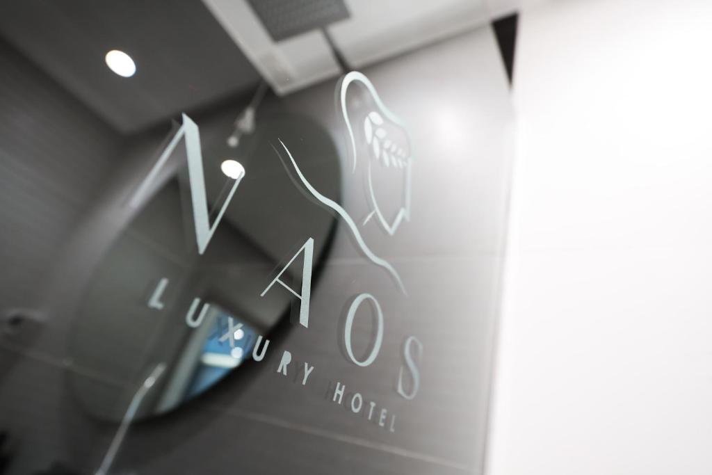 Certifikát, hodnocení, plakát nebo jiný dokument vystavený v ubytování Naos Luxury Hotel