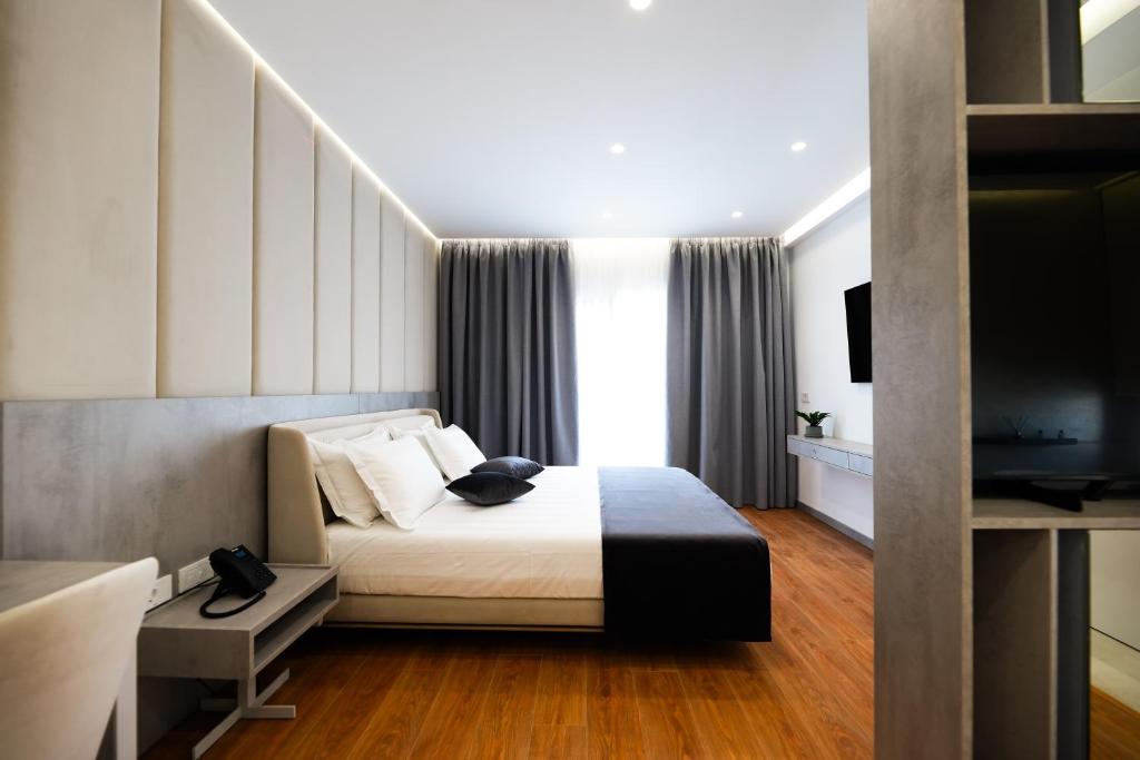 TV a/nebo společenská místnost v ubytování Naos Luxury Hotel