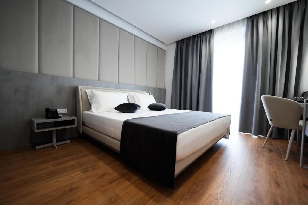 Postel nebo postele na pokoji v ubytování Naos Luxury Hotel