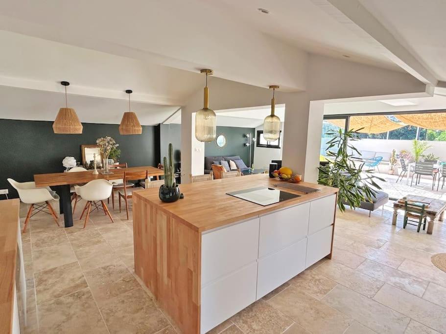 un salon avec une cuisine et une salle à manger dans l'établissement Charmante maison près du centre-ville et des Calanques, à Marseille