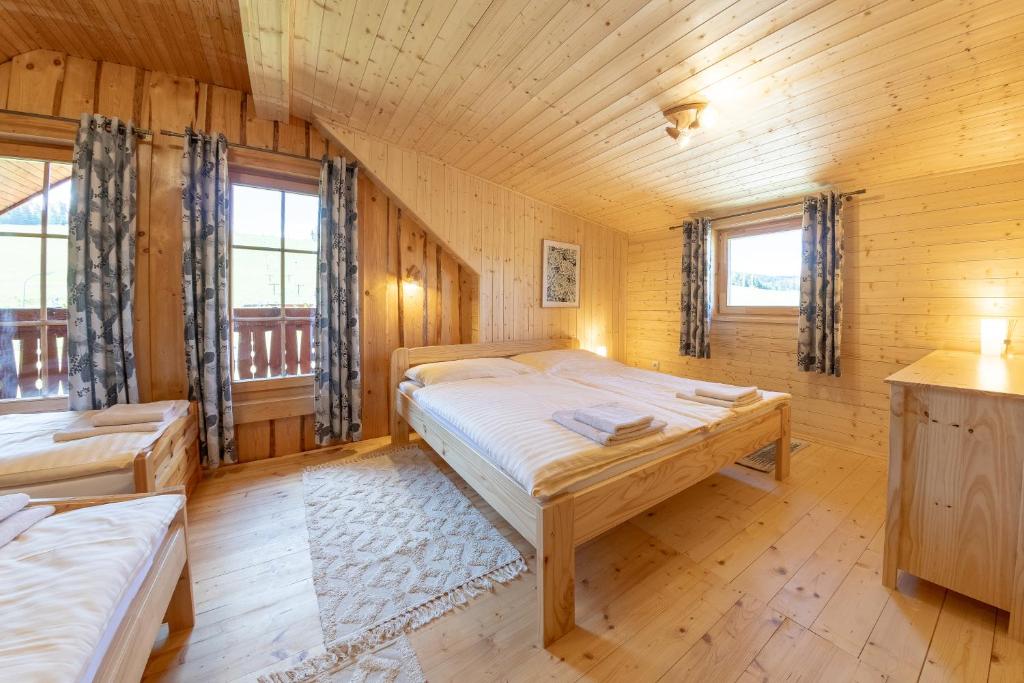 Postel nebo postele na pokoji v ubytování Chaty Snowflakes v Snowpark Lučivná