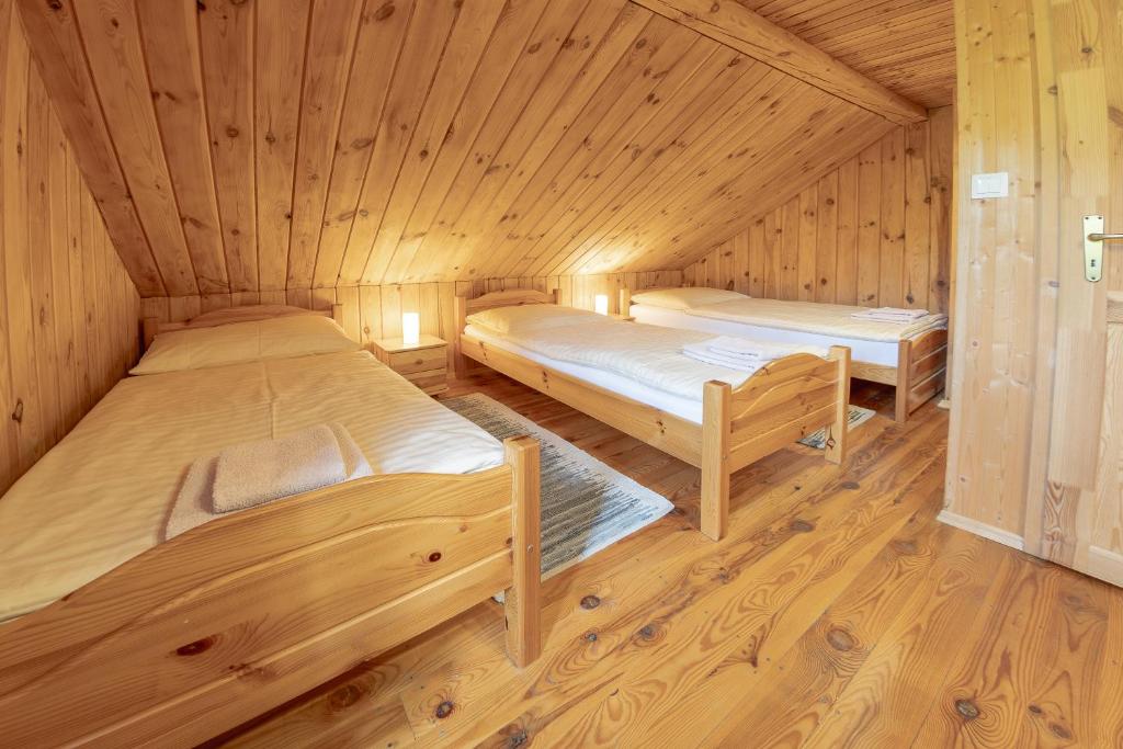 Postel nebo postele na pokoji v ubytování Chaty Snowflakes v Snowpark Lučivná