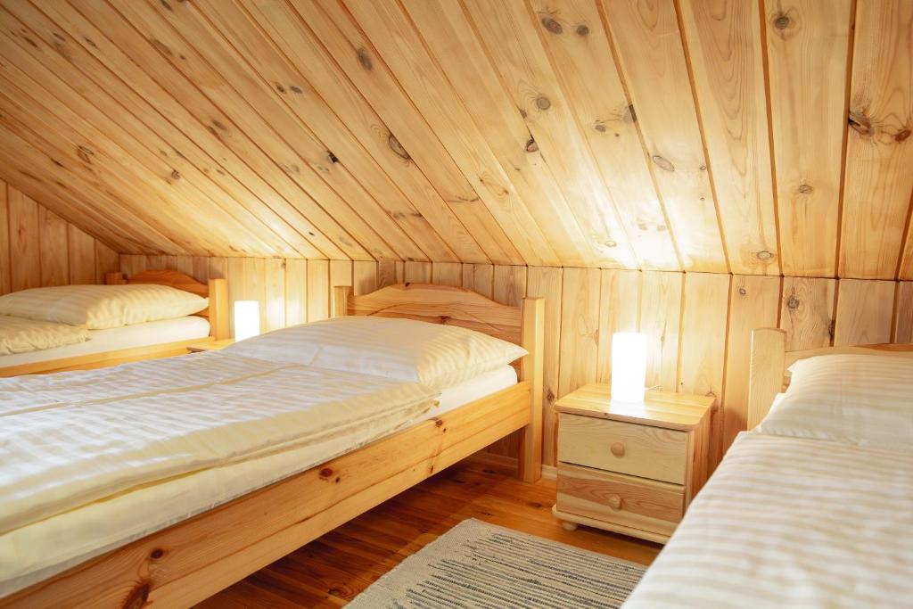 Postel nebo postele na pokoji v ubytování Chaty Snowflakes v Snowpark Lučivná