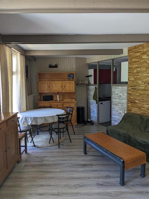 un salon avec une table et un canapé dans l'établissement La Mongie - T2 4 à 6 personnes, 45m2 face aux pistes, à Bagnères-de-Bigorre