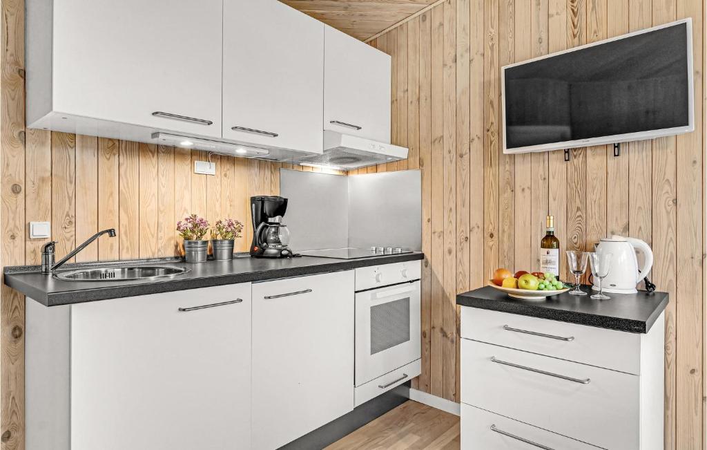 Kuchyň nebo kuchyňský kout v ubytování 2 Bedroom Cozy Home In Roslev