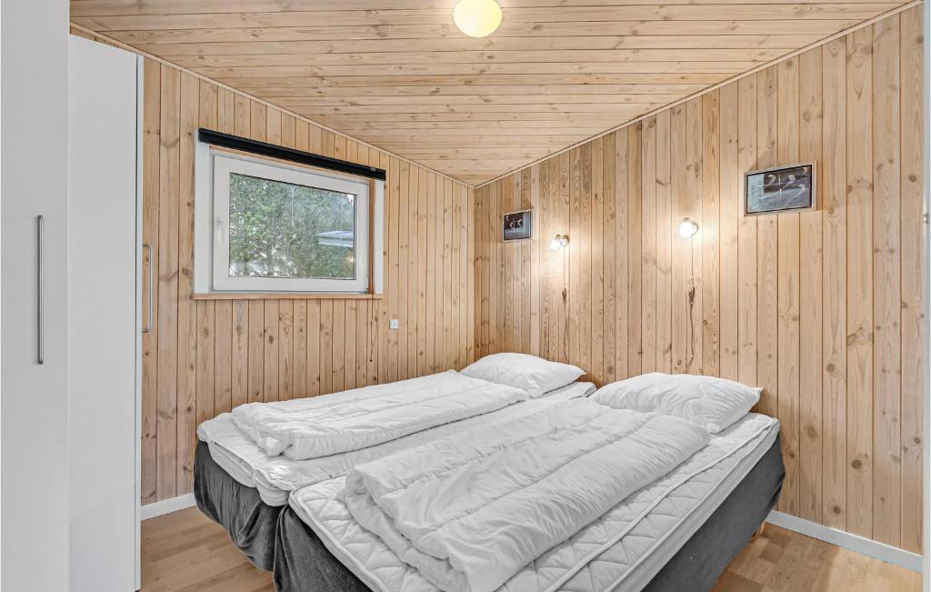 Postel nebo postele na pokoji v ubytování 2 Bedroom Cozy Home In Roslev