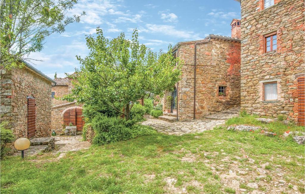 Ogród w obiekcie Amazing Home In Bucine Ar With Kitchen