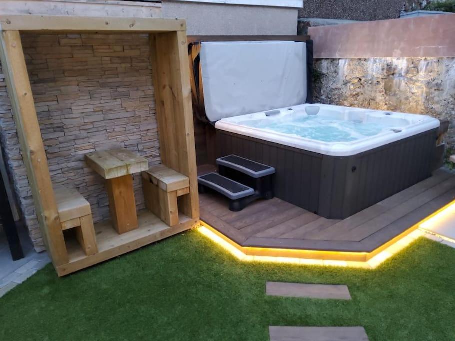 a jacuzziificialificialificialificialificialificialificialificialificialificialificial at Tudor Cottage, Hot Tub, Sleeps 8 in Llandudno