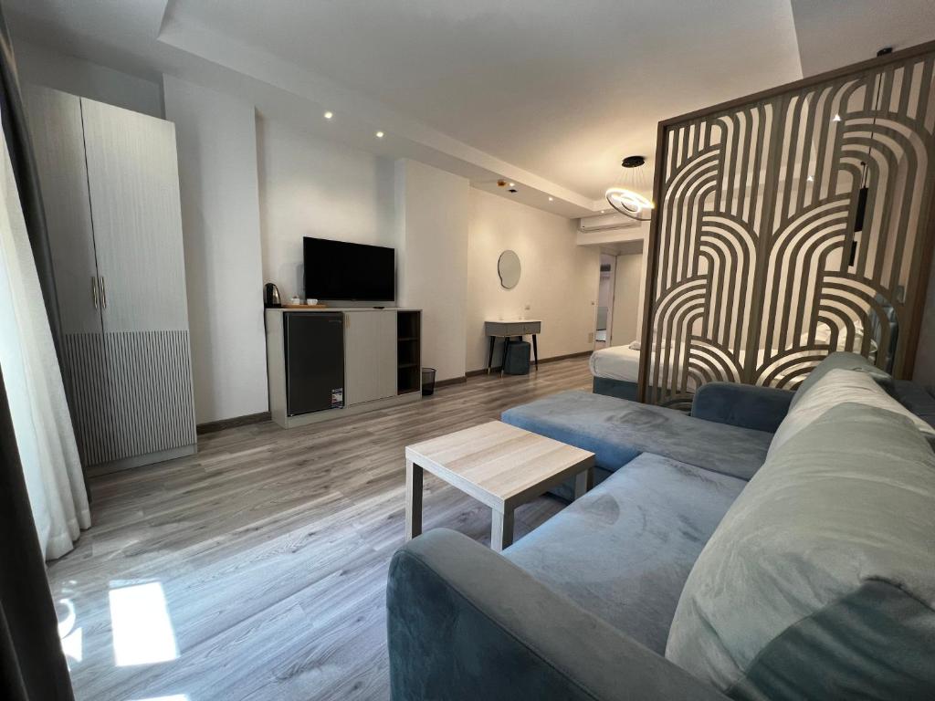 TV a/nebo společenská místnost v ubytování Onyx Pyramids Boutique Hotel