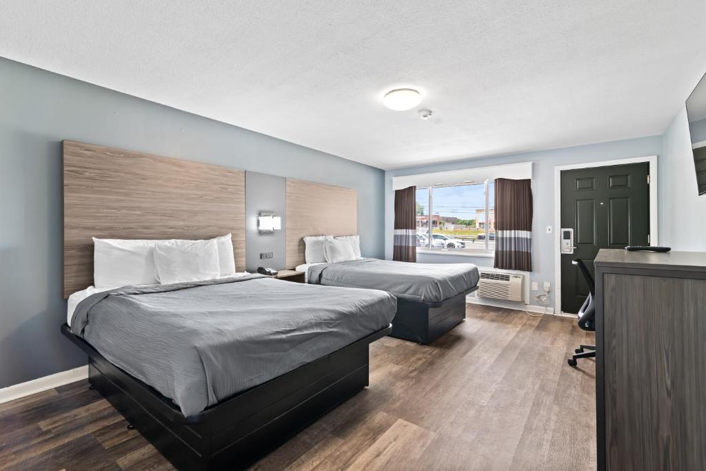 Plaza Inn - Double Room With Two Queen Beds - Non-Smoking