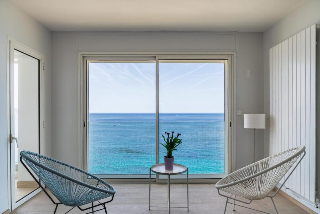 un salon avec vue sur l'océan dans l'établissement L'Echappée Marine - Welkeys, à Marseille