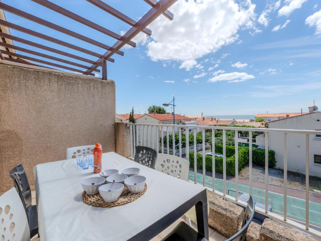 - une table sur un balcon avec vue sur l'océan dans l'établissement Apartment Les Exals by Interhome, à Saint Pierre La Mer