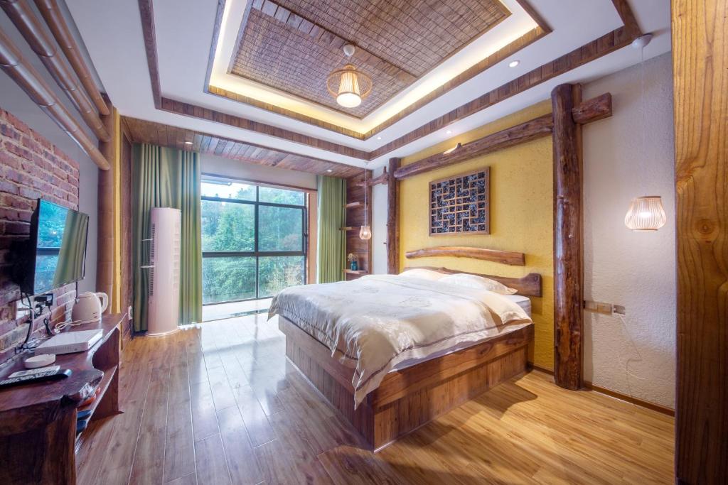 Rúm í herbergi á Hongfu Villa - Zhangjiajie National Forest Park West Gate