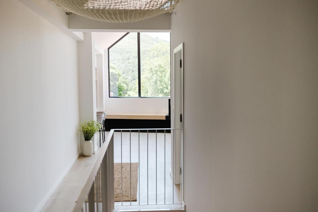 a hallway with a door leading to a bedroom at Casa do Lagar in Paradela