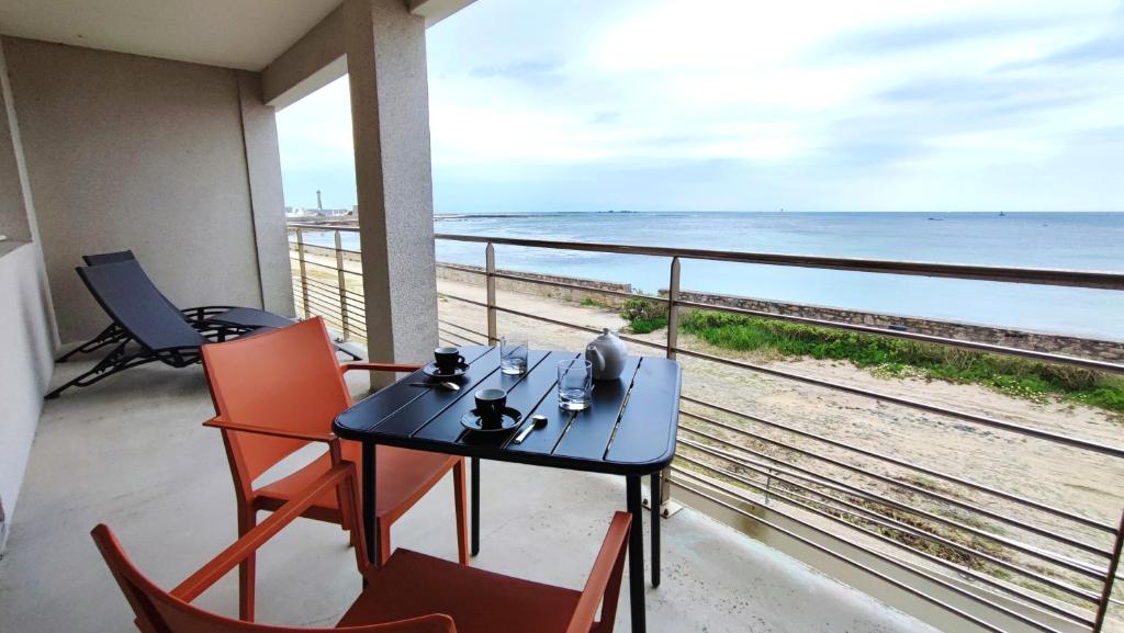 Photo de la galerie de l'établissement Rêve Bleu - Vue mer exceptionnelle - Wifi - draps et serviettes inclus - Balcon avec mobilier de jardin, à Penmarcʼh