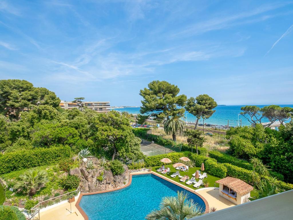 - une vue aérienne sur la piscine et l'océan dans l'établissement Apartment Le Trident by Interhome, à Cannes