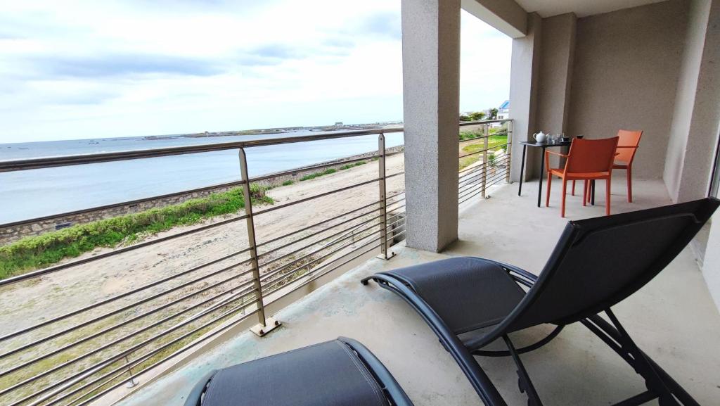 Photo de la galerie de l'établissement Rêve Bleu - Vue mer exceptionnelle - Wifi - draps et serviettes inclus - Balcon avec mobilier de jardin, à Penmarcʼh