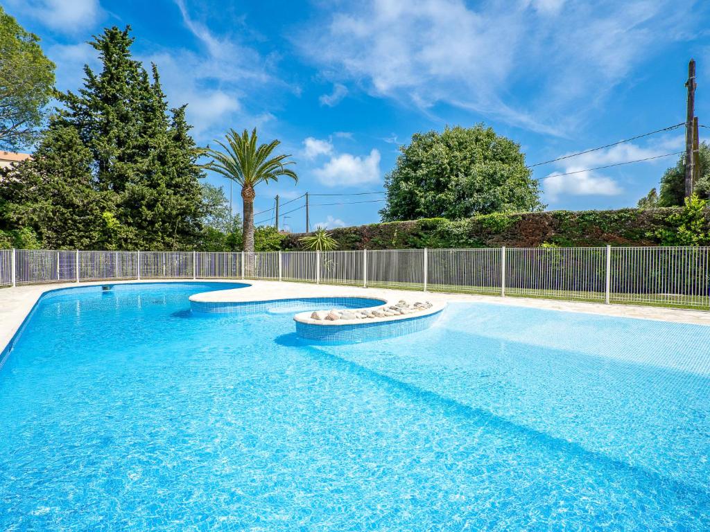une grande piscine avec une clôture dans l'établissement Apartment Le Mandarin by Interhome, à Antibes