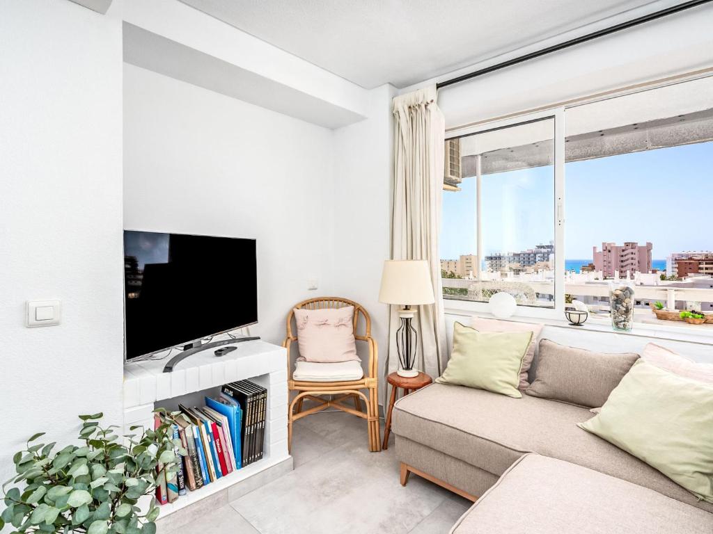 salon z kanapą i telewizorem w obiekcie Apartment Eurosol-3 by Interhome w mieście Torremolinos