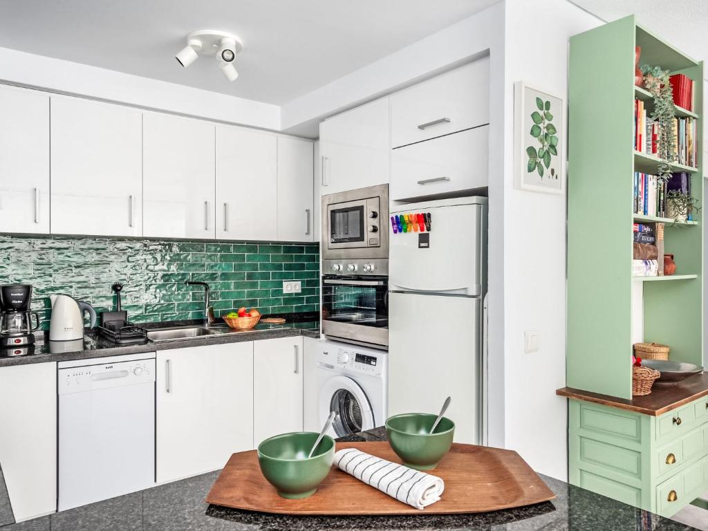 Kuchnia lub aneks kuchenny w obiekcie Apartment Eurosol-3 by Interhome