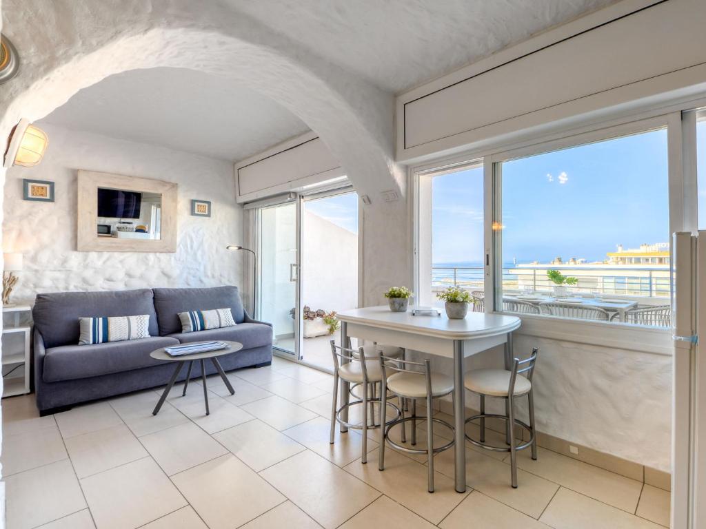 Posedenie v ubytovaní Apartment Roses Holiday Center-21 by Interhome