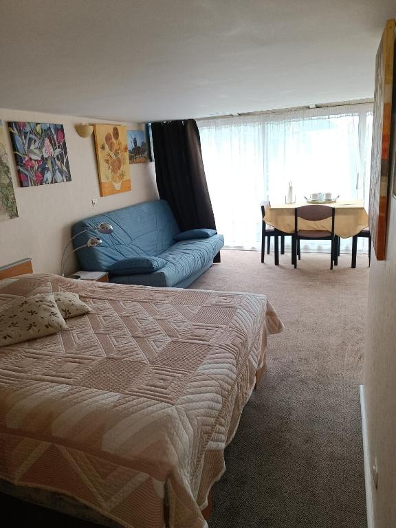 Postel nebo postele na pokoji v ubytování la meridienne