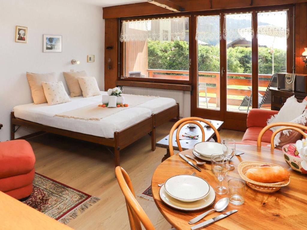 Postel nebo postele na pokoji v ubytování Apartment Vert Pré 3 by Interhome
