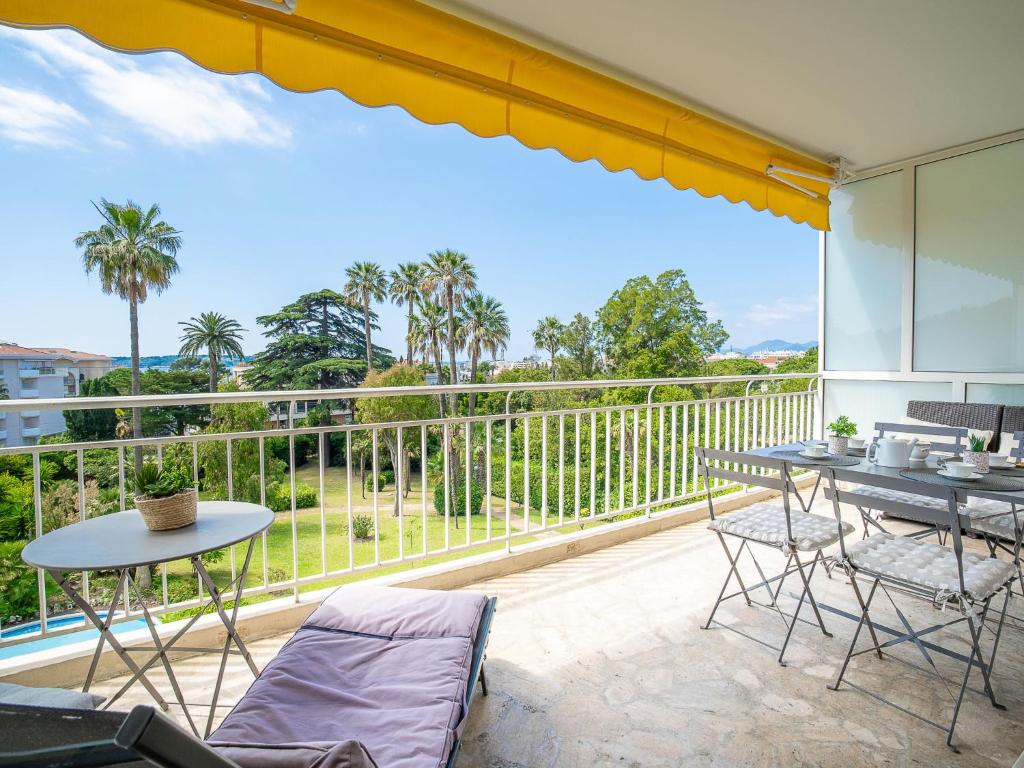 d'une terrasse avec une table et des chaises ainsi que d'un balcon. dans l'établissement Apartment Les Pervenches by Interhome, à Cannes