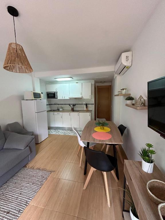 Kuchyň nebo kuchyňský kout v ubytování Apartamento Berlin! Paseo Marítimo 2ª linea de mar.
