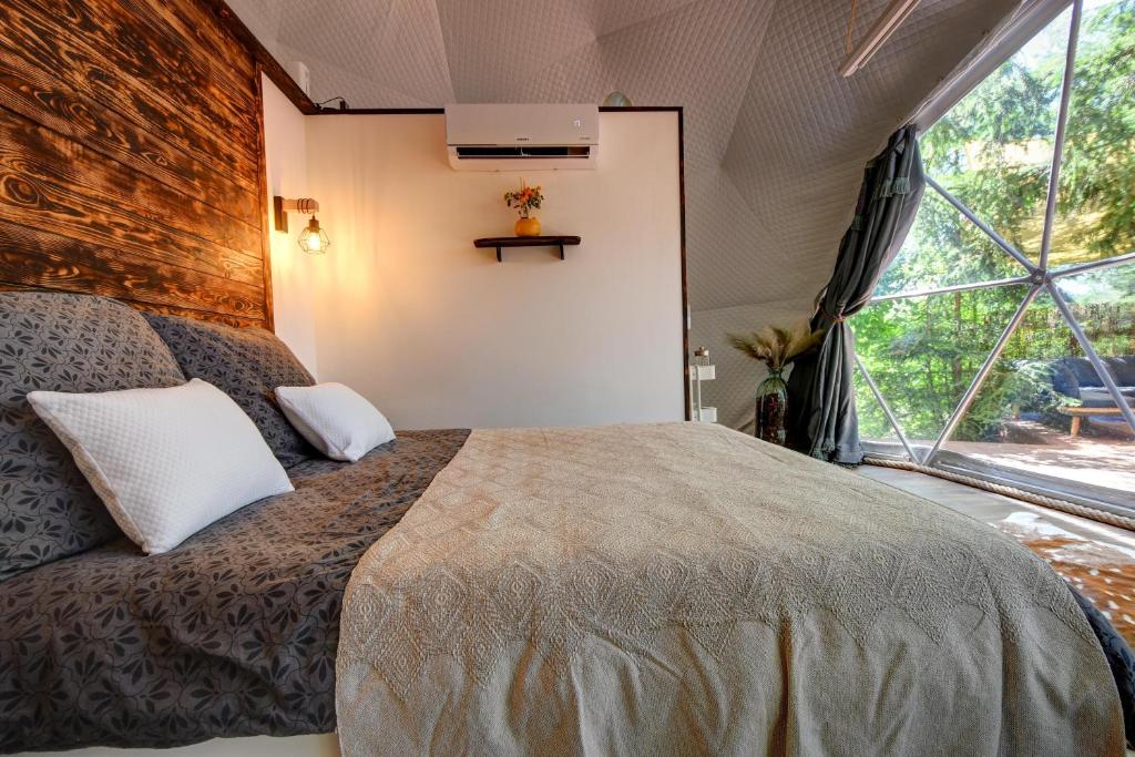 Katil atau katil-katil dalam bilik di Tiché místo Glamping