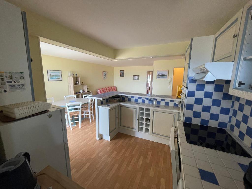 une petite cuisine avec un comptoir et une salle à manger dans l'établissement Appartement vu sur mer, à Cabourg
