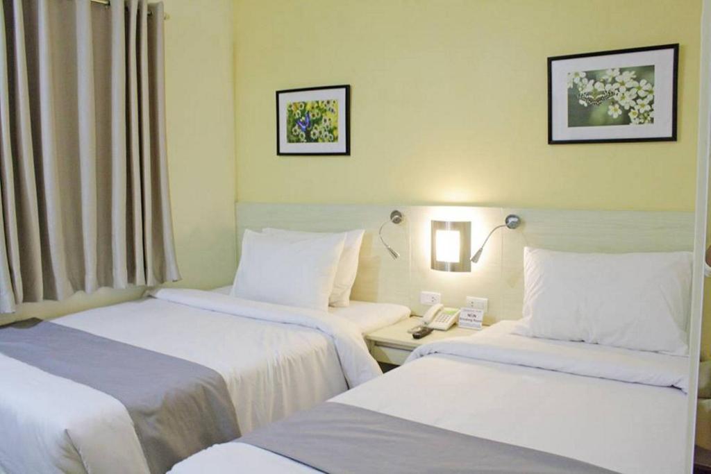 Postel nebo postele na pokoji v ubytování Hamersons Hotel Cebu