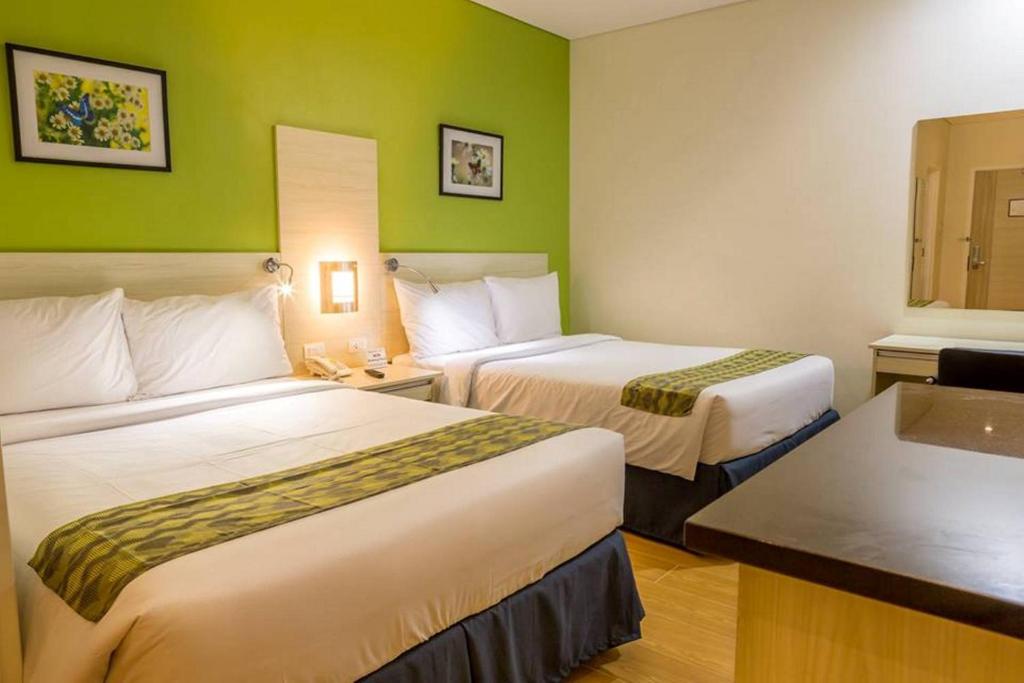 Postel nebo postele na pokoji v ubytování Hamersons Hotel Cebu
