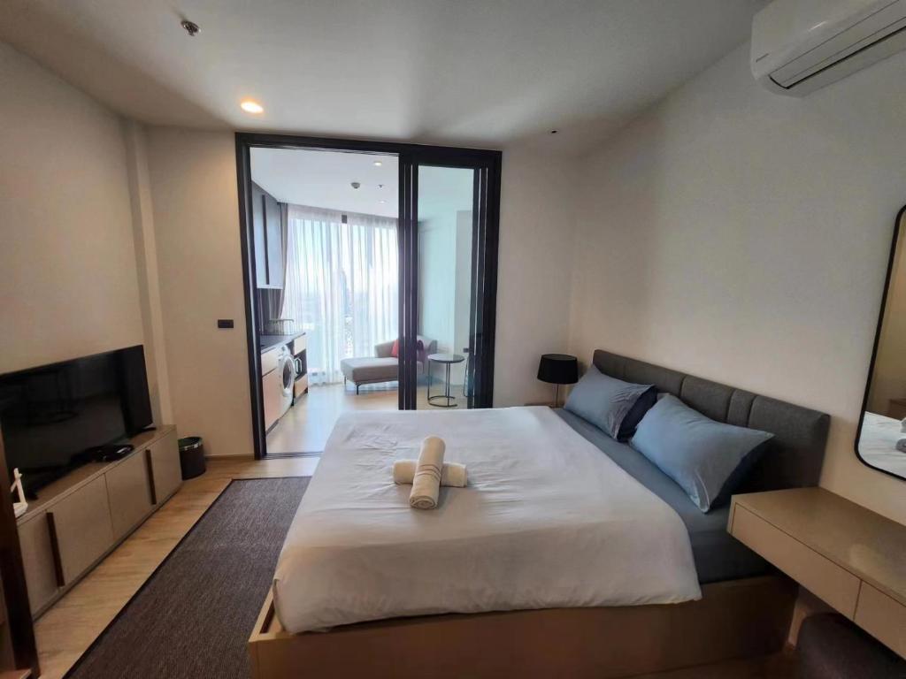 a bedroom with a bed with a teddy bear on it at 24a网红无边泳池EDGE豪华单卧室套房 海滩3分钟 in Pattaya Central