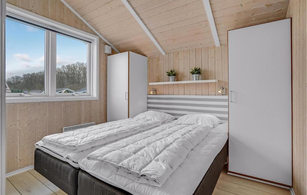 Postel nebo postele na pokoji v ubytování Holiday Home Pøt Strandby Juelsminde T