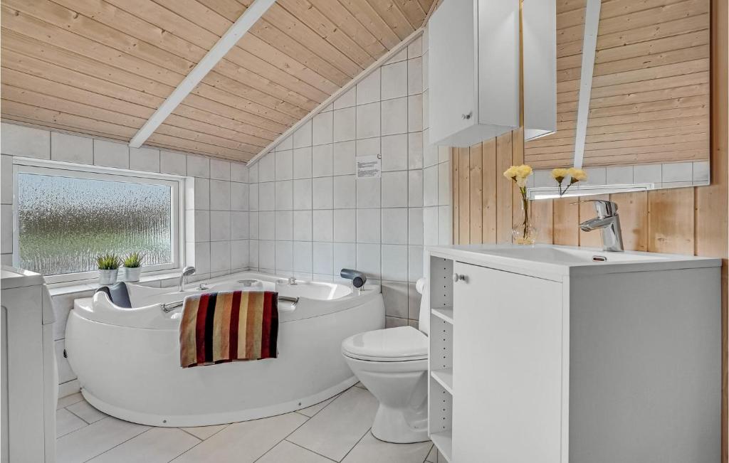 Koupelna v ubytování Holiday Home Pøt Strandby Juelsminde T
