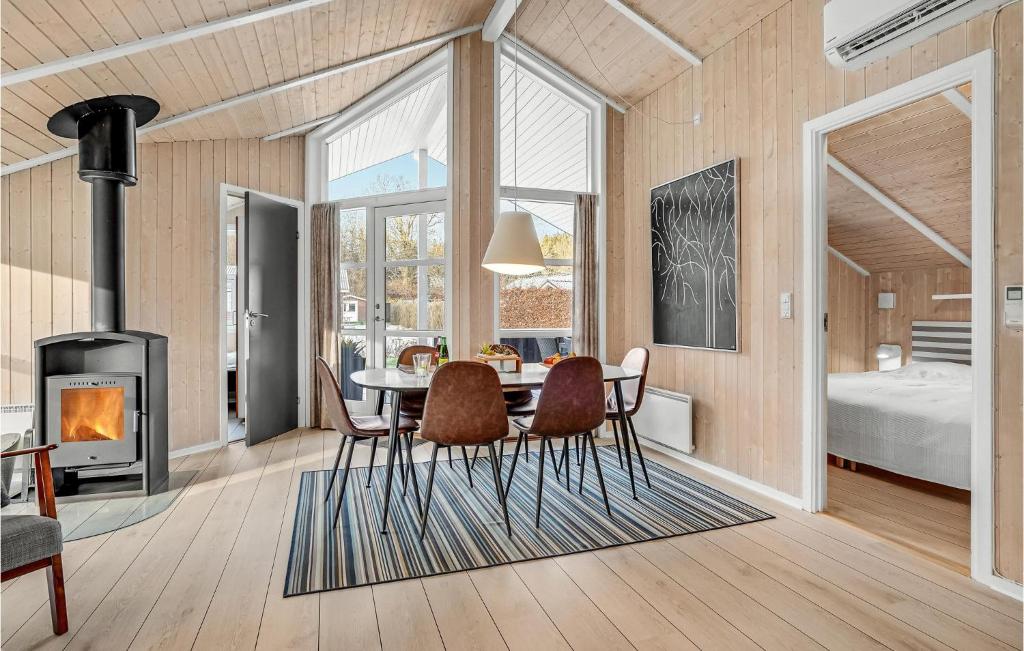 Postel nebo postele na pokoji v ubytování Holiday Home Pøt Strandby Juelsminde T