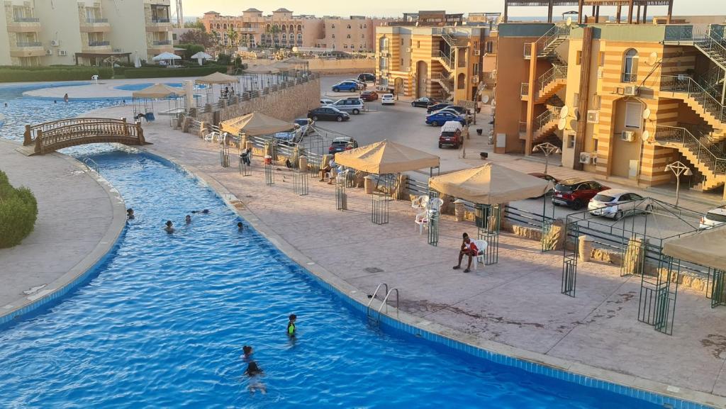 Bazén v ubytování شالية بلومار الدوم nebo v jeho okolí