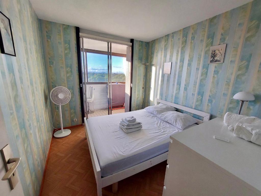 Posteľ alebo postele v izbe v ubytovaní Beau T2 au Port de La Grande Motte avec Parking Privé - FR-1-716-3