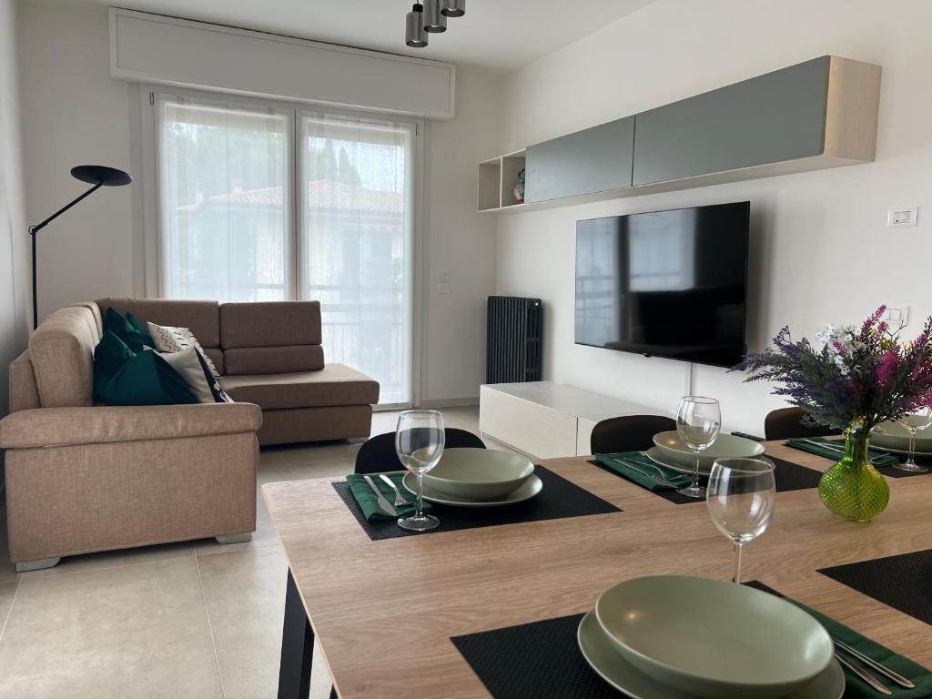 a living room with a table with wine glasses at Casa Emma in Bardolino
