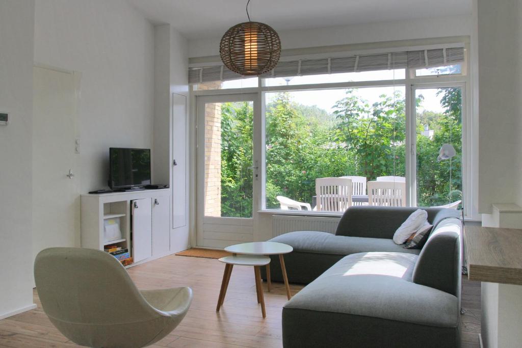 a living room with a couch and a table at Previnaireweg 19 in Callantsoog