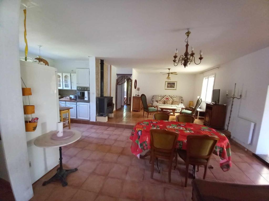 une salle à manger et un salon avec une table et des chaises dans l'établissement Maison de vacances, à Anglars-Nozac