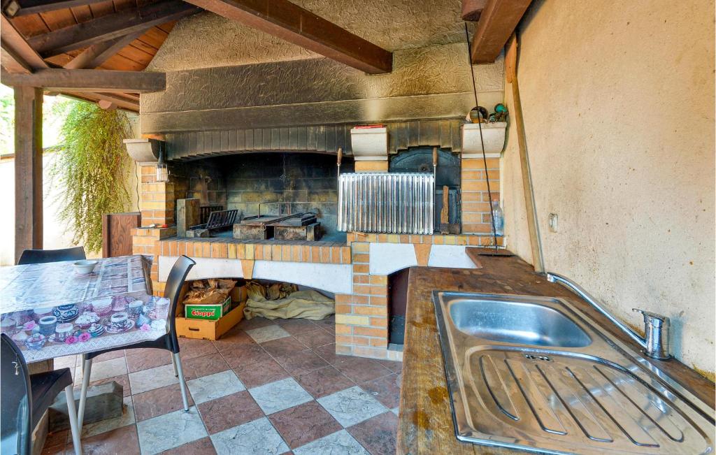 Kuchyň nebo kuchyňský kout v ubytování Gorgeous Home In Ludbreg With Sauna