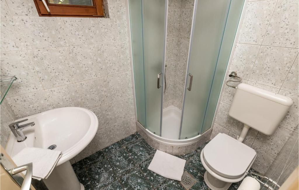Kúpeľňa v ubytovaní Cozy Apartment In Lukovo Sugarje